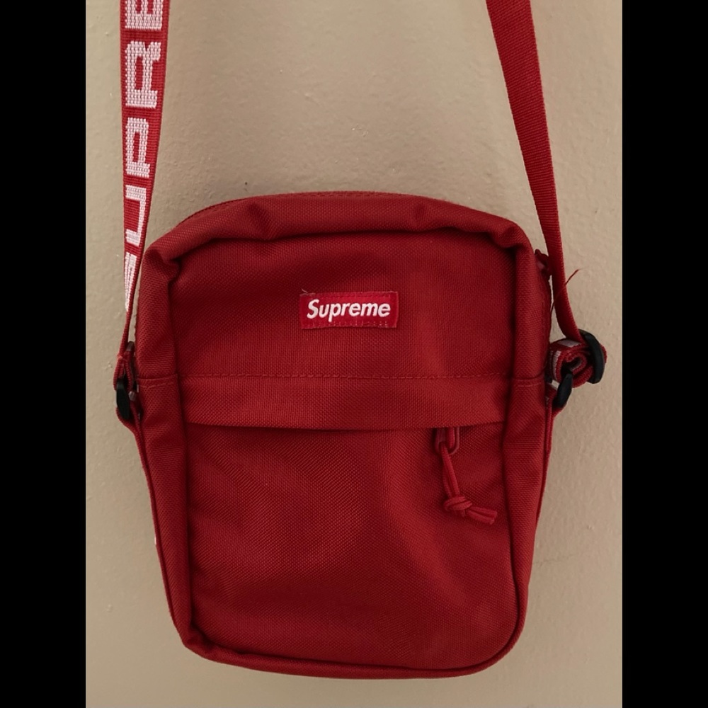 🔥Supreme NY Red Shoulder Bag SS18 /gently used/must have